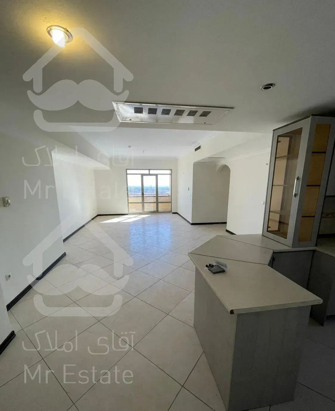 برج بلوار اردستانی/۱۴۲ متر/۳خواب مستردار