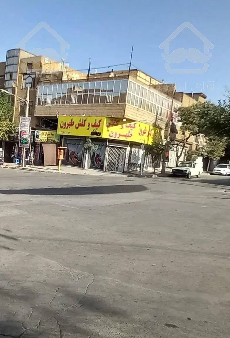 سه مغازه و یک واحد تجاری به فروش میرسد