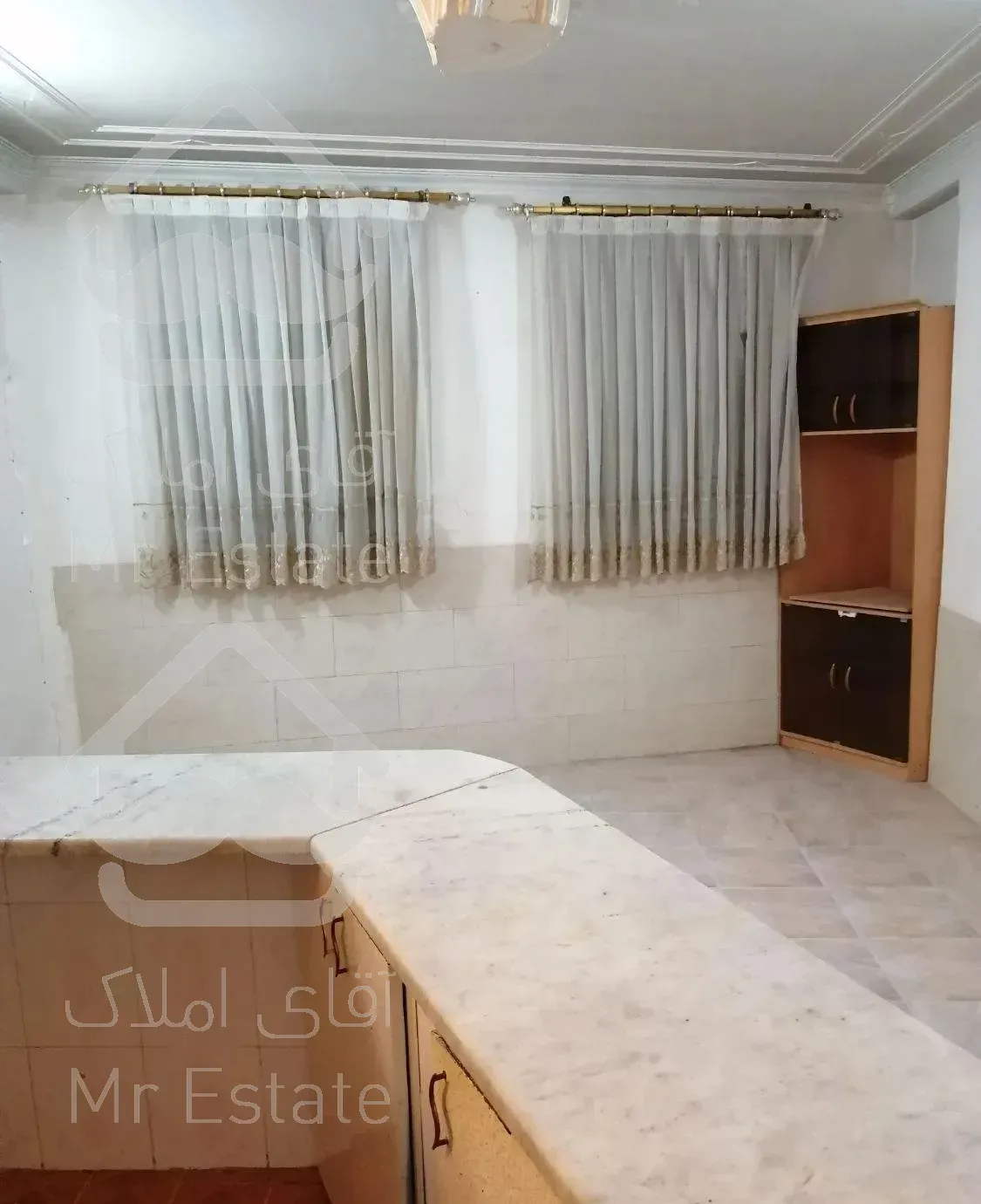 طبقه بالای مغازه