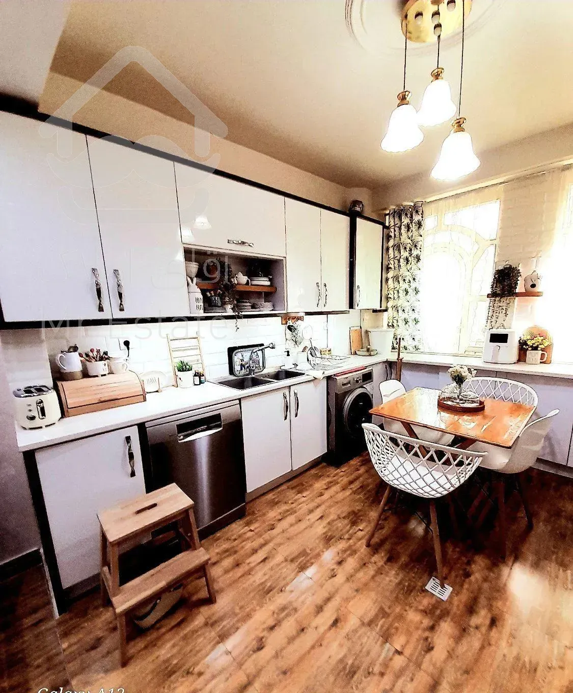 آپارتمان ۸۱ متر/ دو خواب/پذیرایی مربع