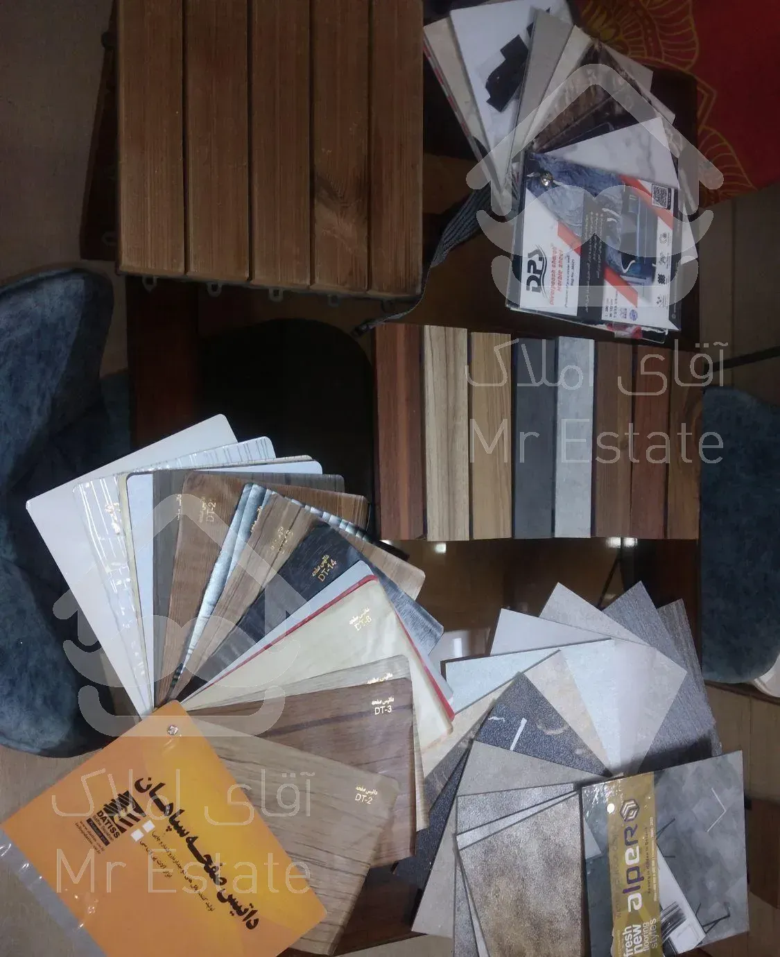 کاغذ دیواری. کفپوش. کابینت. ماربل. لمبه