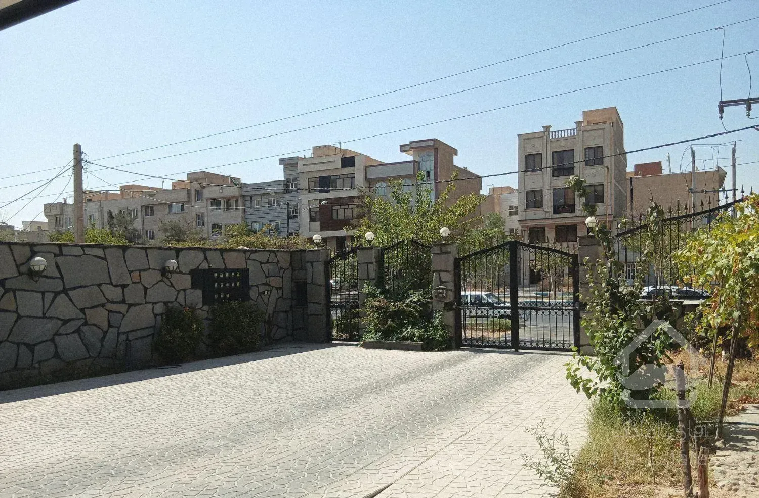 ۵۲ متر شهرک ازادی در حد نو ط اول با پارکینگ پر نور