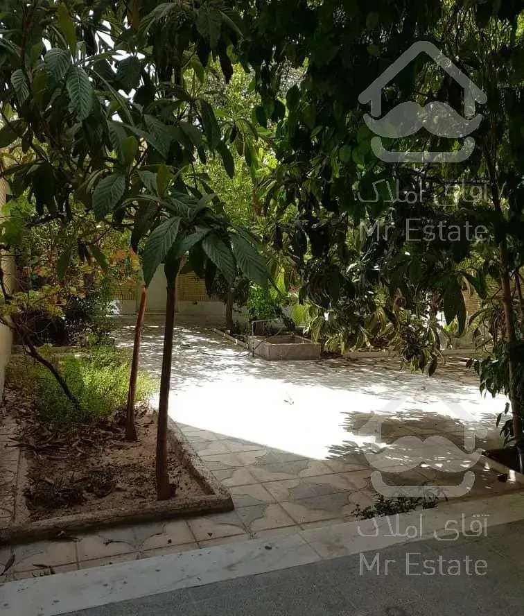 ویلایی ۲طبقه مجزا درب حیاط عریض کوچه ۱۲ متری