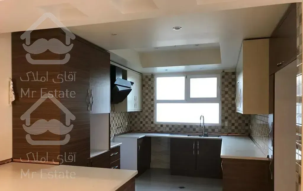 اندرزگو ۲۳۵ متر ۳ خوابه - دو پارکینگ سندی