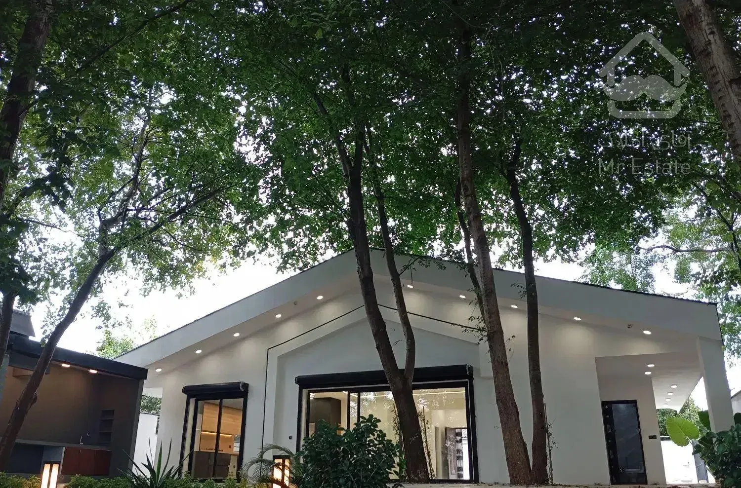 فروش ویلا بی نظیر ۷۰۰متری استخردار- قیمت استثنایی