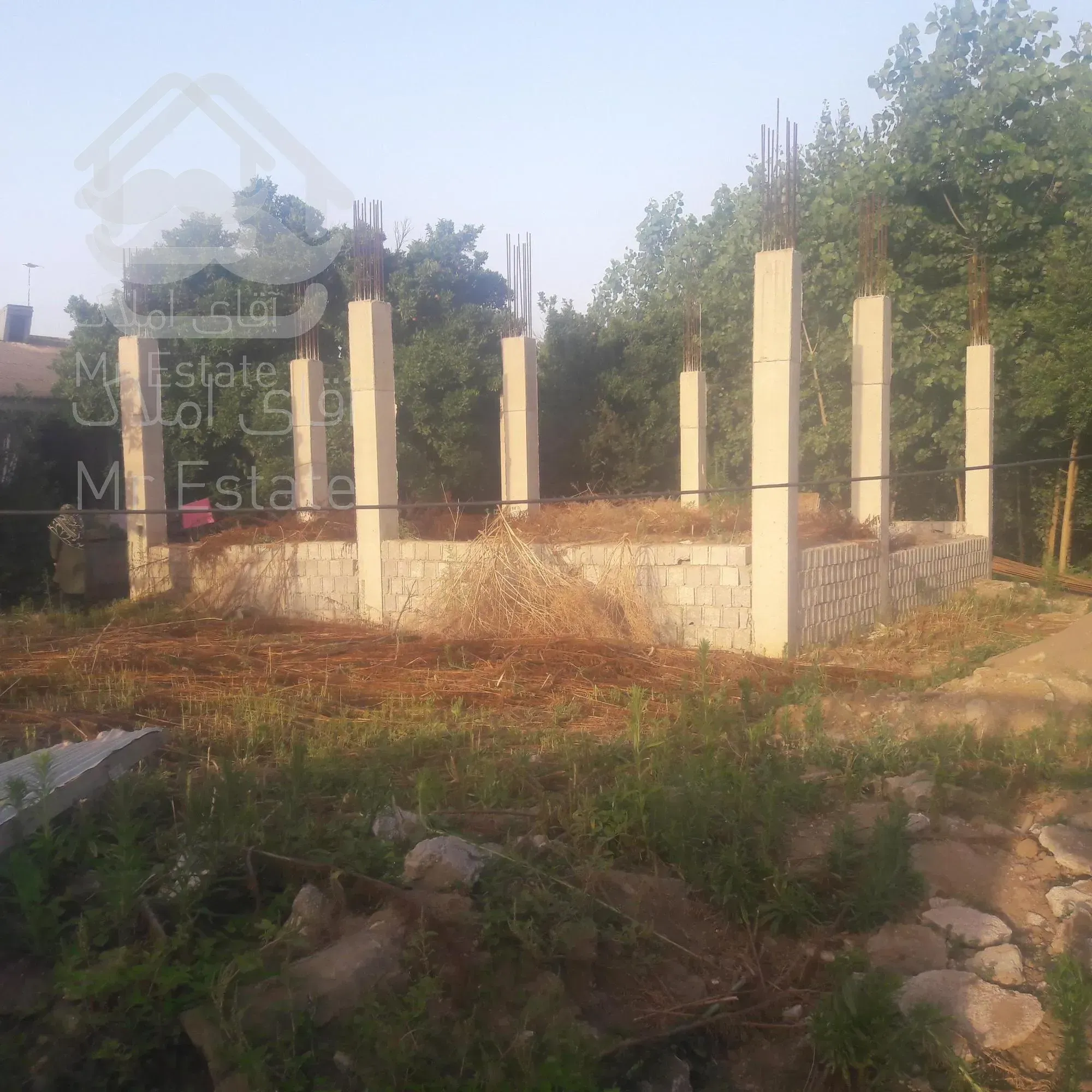 زمین مسکونی 300 متری با پروانه ساخت و پی و ستون طبقه اول