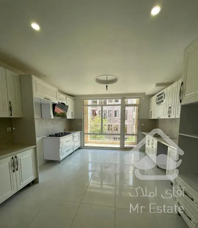 اپارتمام ۱۲۲متری*نوساز فول *جمهوری*