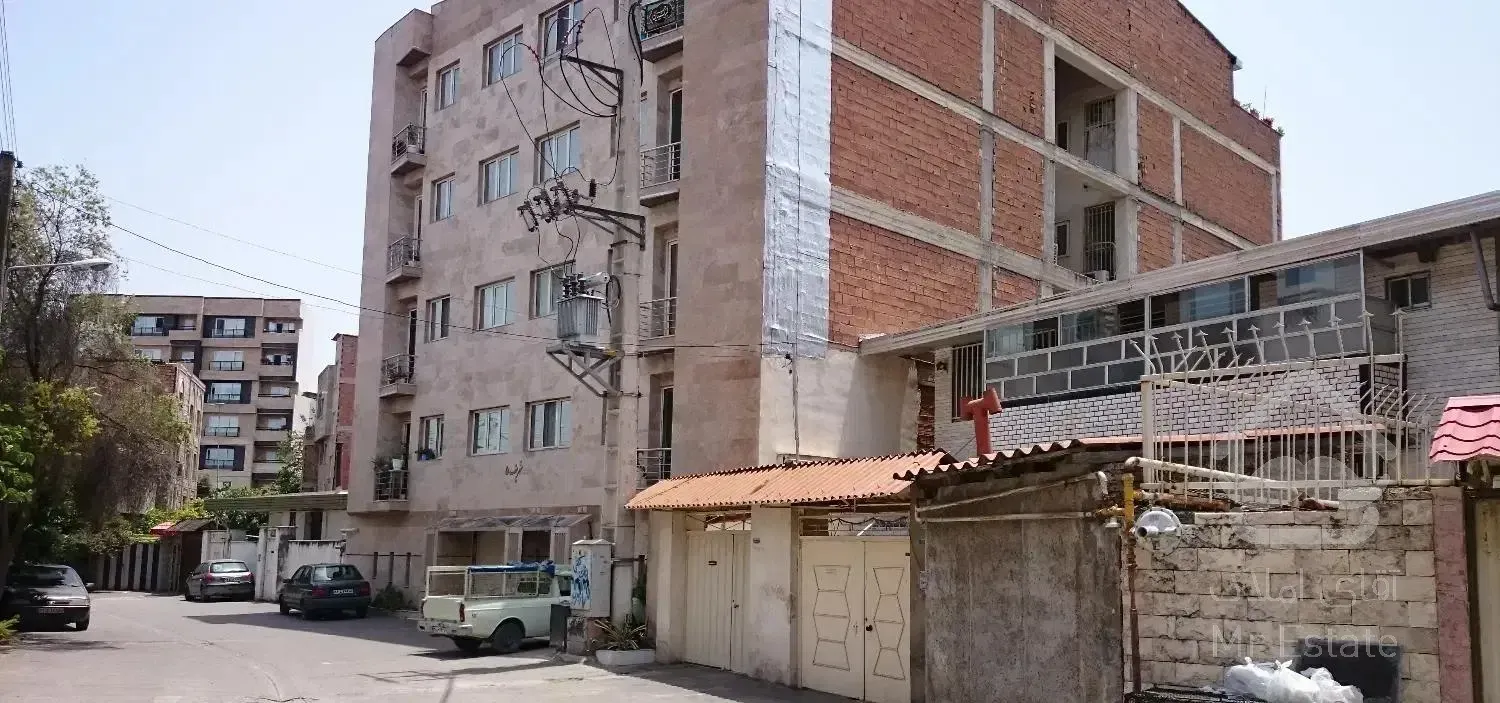 خانه حیاط دار دو طبقه