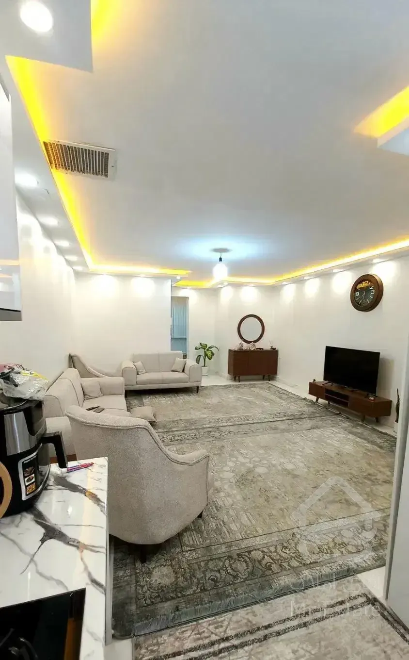 ۶۰ مترط اول+ پارکینگ+ انباری +انتهای خ زینتی افخم