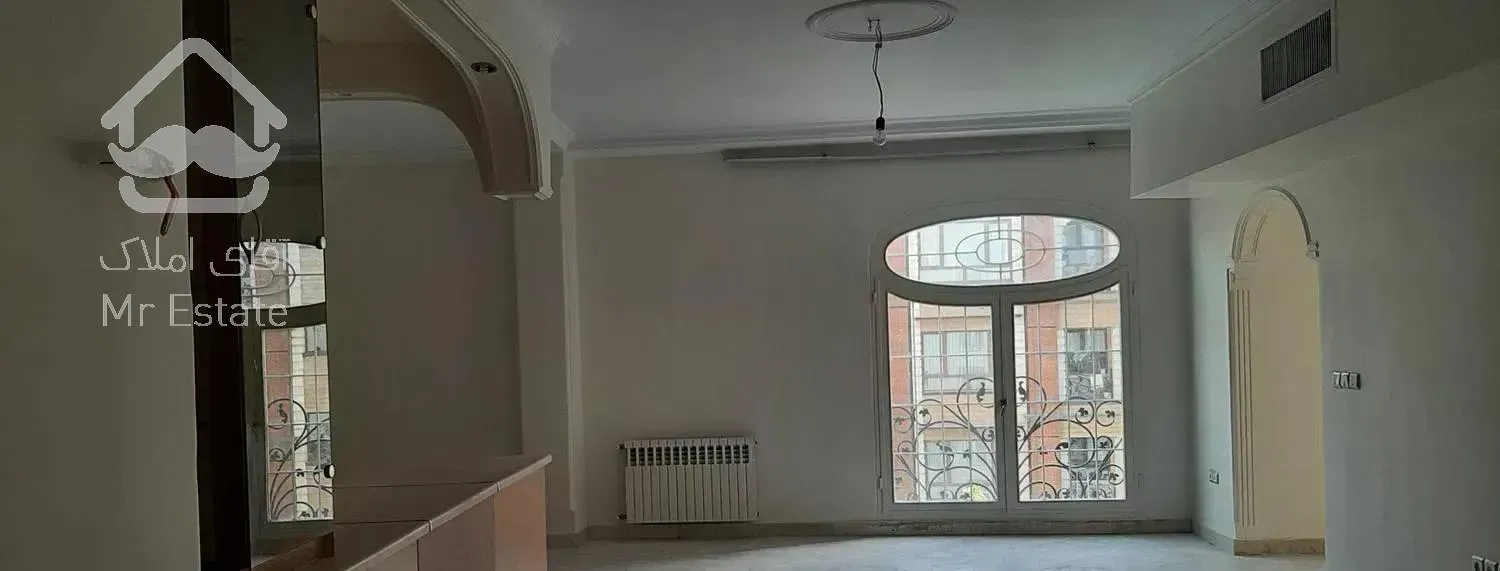 فقط زوج جوان آپارتمان