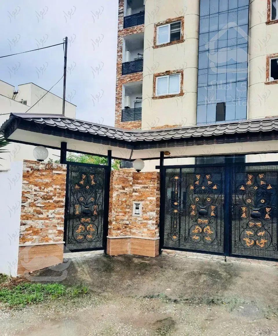 فروش آپارتمان شیک حیاط دار نزدیک خیابان اصلی