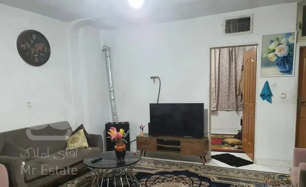 آپارتمان تک واحد دارای پارکینگ و انباری و بالکن