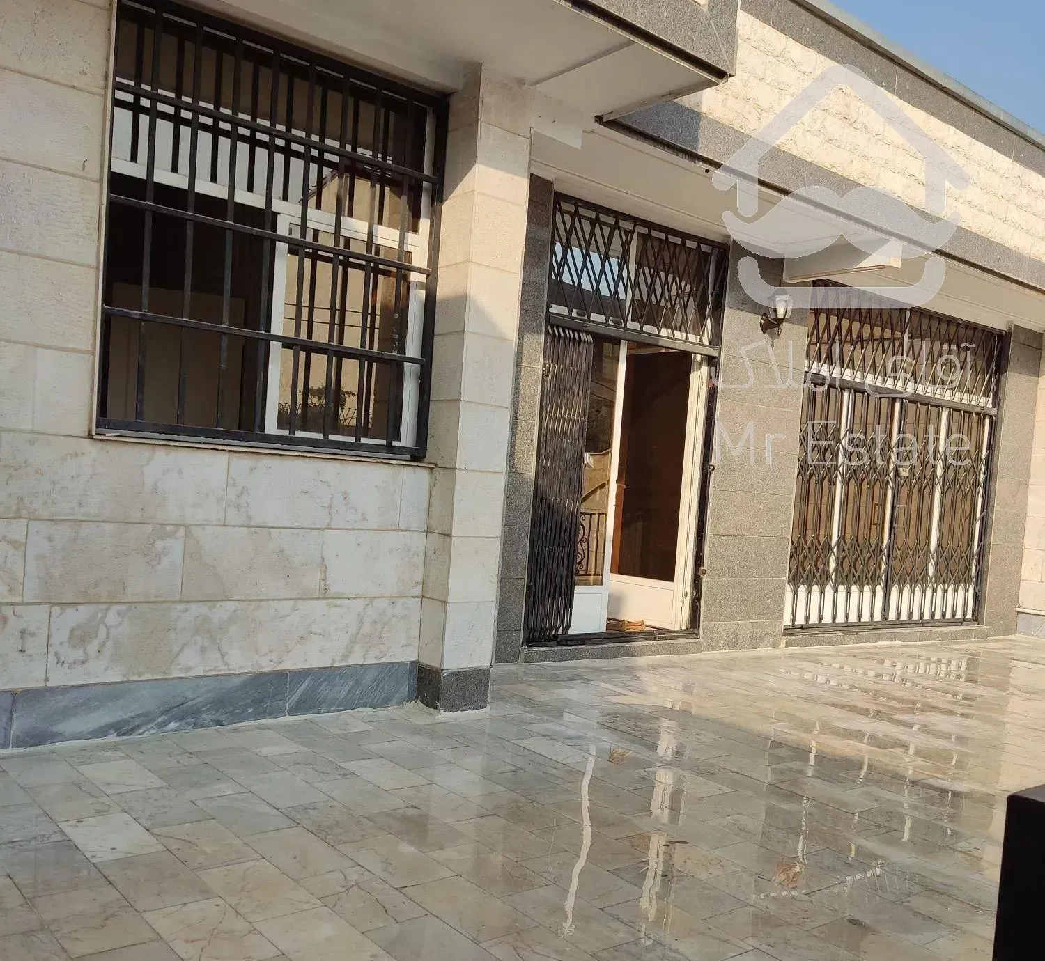 خانه ویلایی ۳۰۰ متر با ۱۴۰ متر بنا