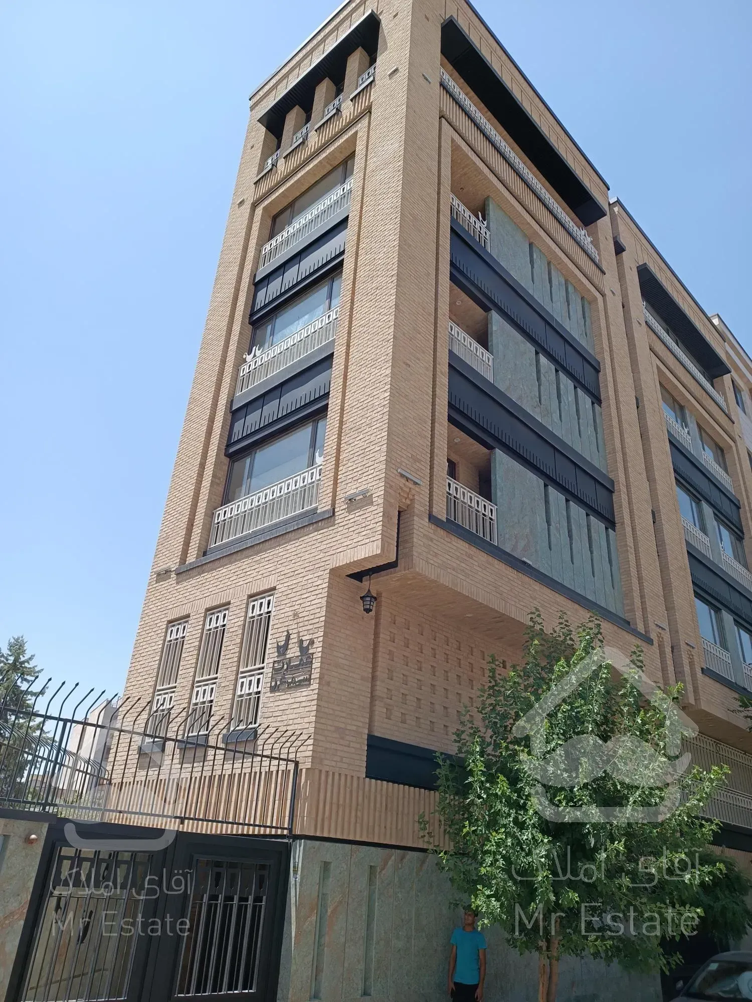 خیابان ولیعصر میدان ونک ساختمان سند اداری ۲۲۲۰ متر بصورت یکجا واگذار میگردد