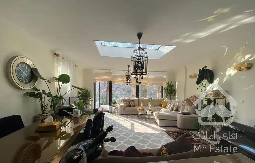 عمارت کوچک در اوشان روبه رودخانه