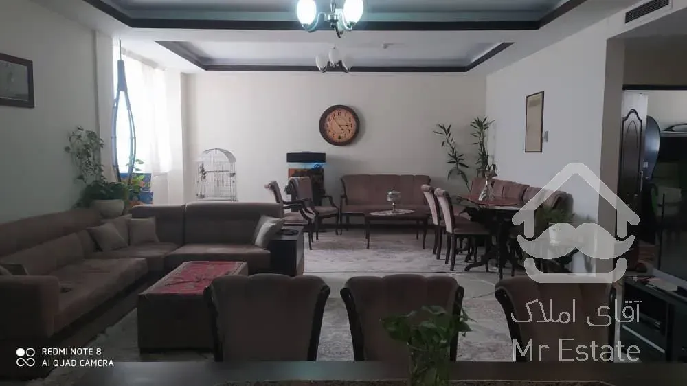 برج مجلل خرازی تمیز،بدون پرتی، غرق در نور