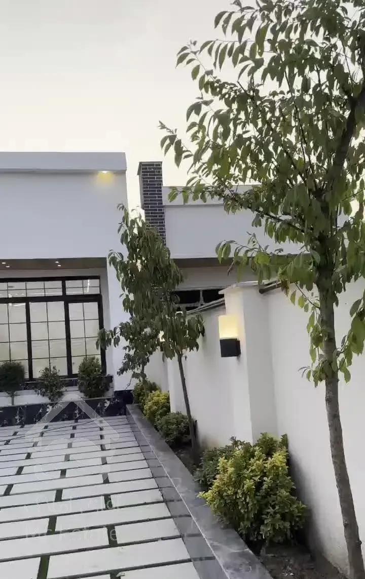 ویلایی نوساز ۳۰۰ متری مدرن در صومعه‌سرا