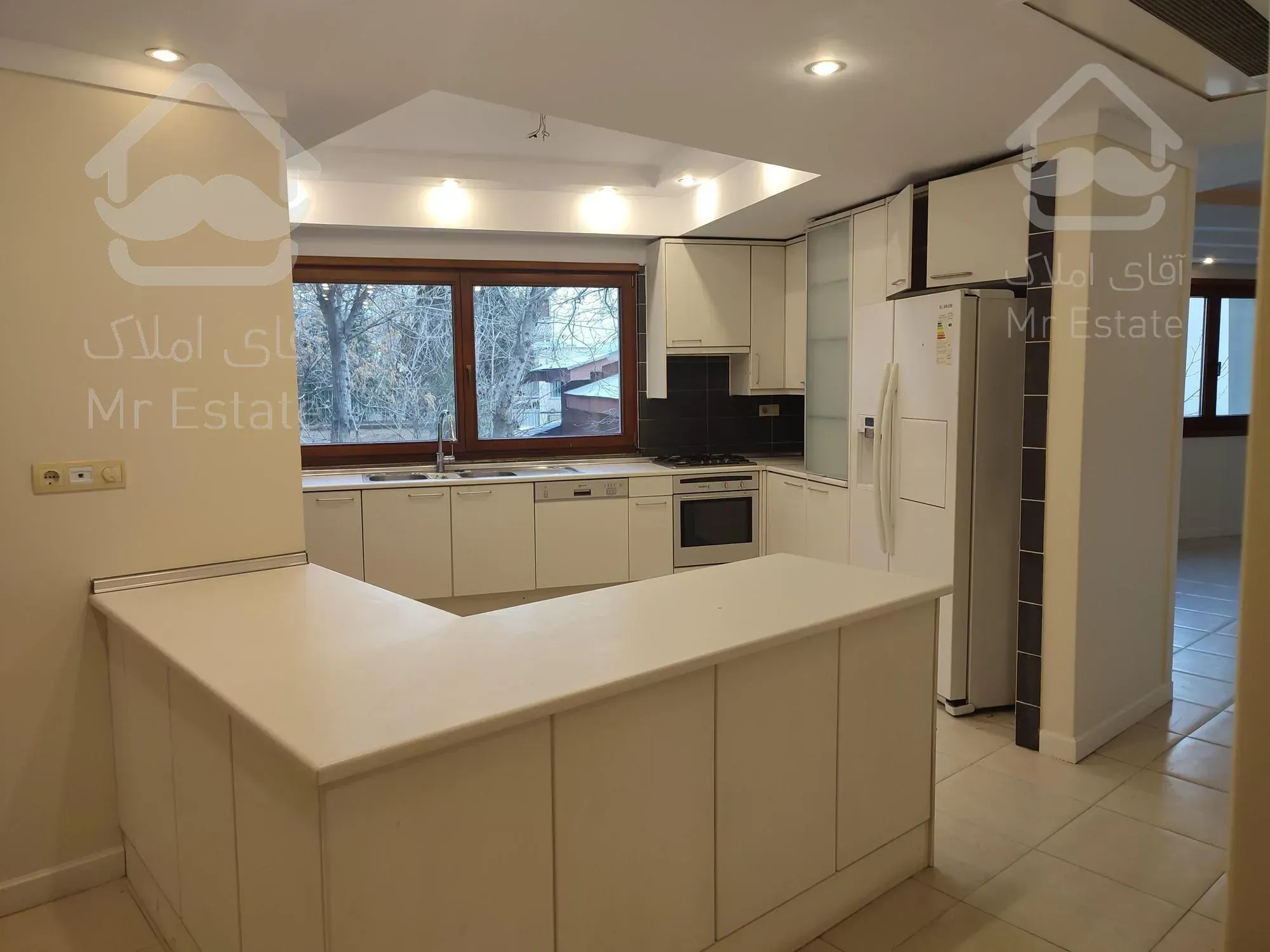 زعفرانیه/۲۳۲متر/۲پارکینگ سندی/مناسب سرمایه گذاری (راد)