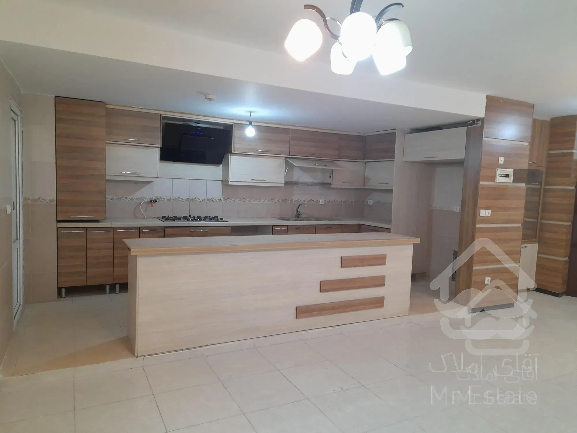 آپارتمان باغ حوض 3 خواب 135 متر