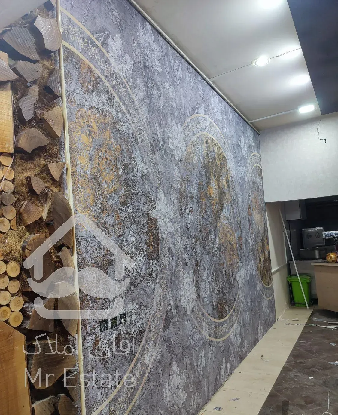 نصاب کاغذ دیواری.