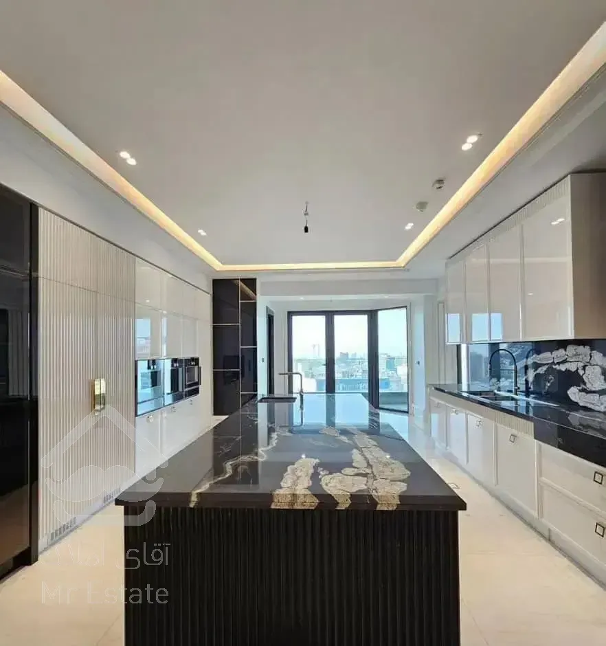 ۱۳۵متر کلید نخورده ۳خواب تاپ لوکیشن طوقانی