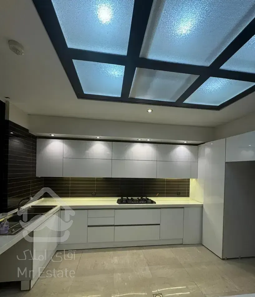 نیاوران /۲۱۰ متر/طبقه بالا/تراس قابل چیدمان