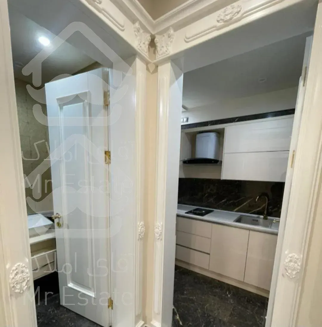 ۹۰۰ متر اداری با ۳۰ عدد پارکینگ