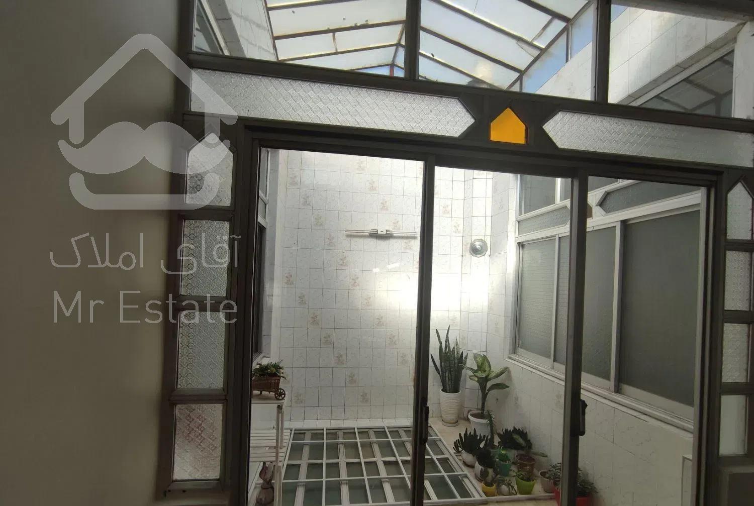 آپارتمان حیاط دار ۱۳۰ متر ۲۰ متری توحید