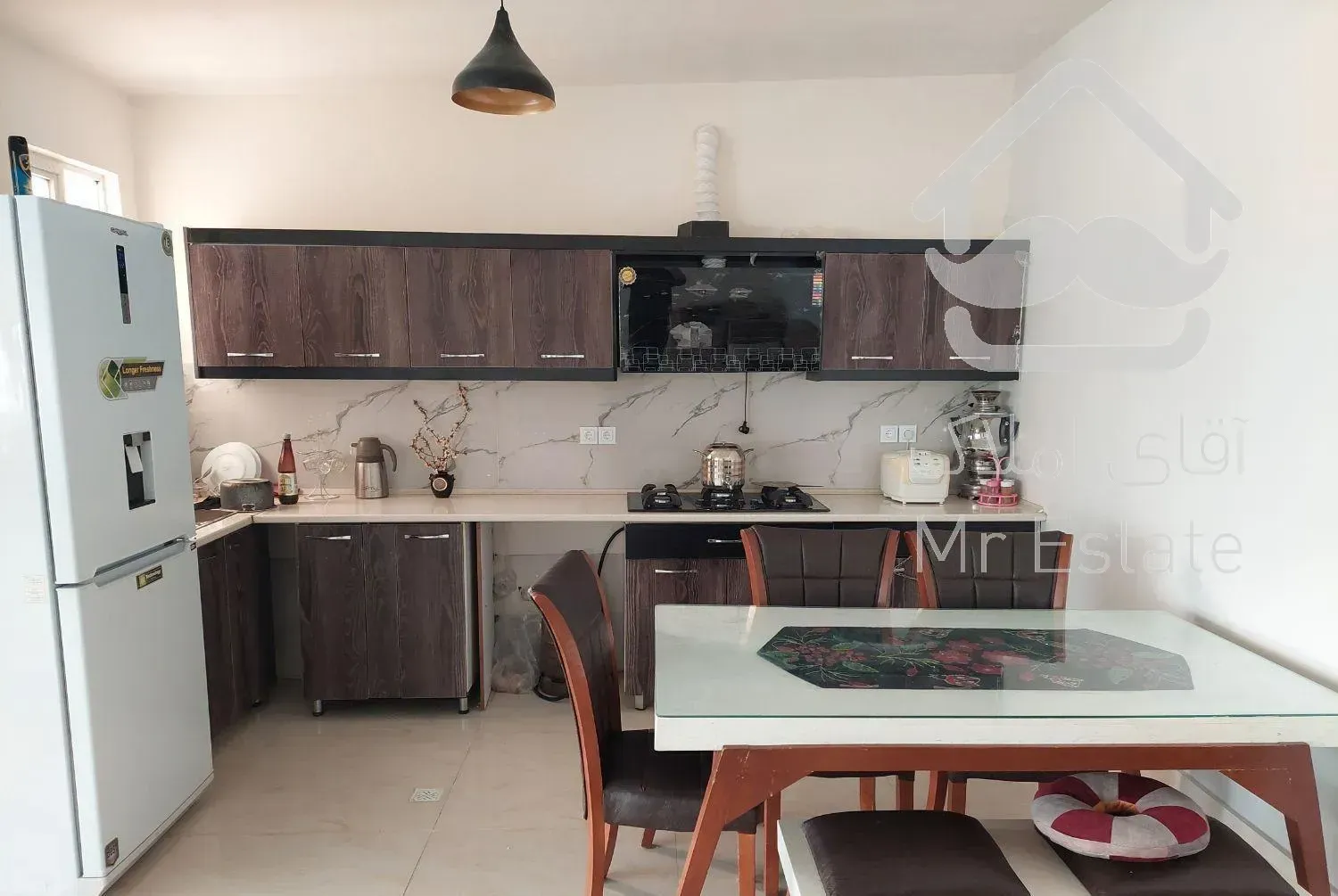 ویلا نوساز با استخر اب گرم سرپوشیده ، داخل شهر