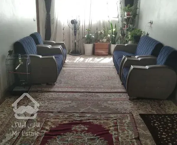 آپارتمان سه طبقه تک خوابه واقع در خیابان جی