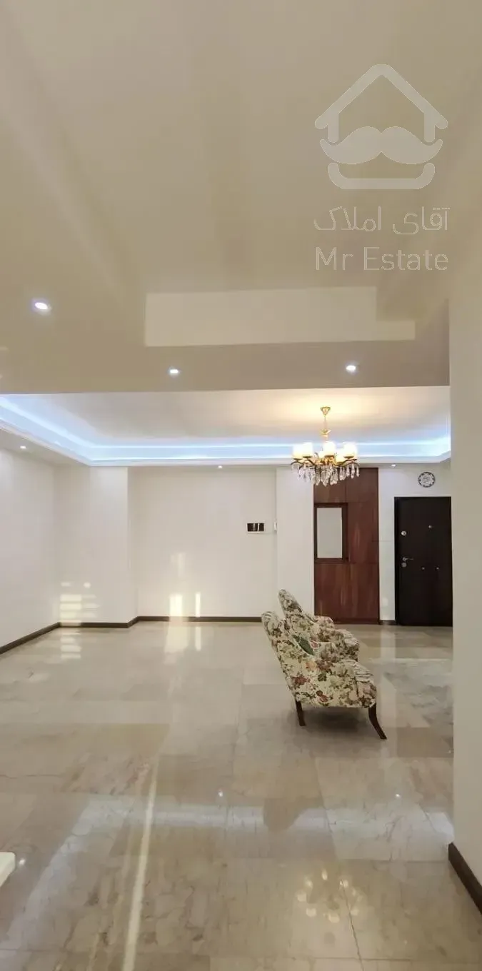 واحد ۱۰۰ متر غرق نور، ویو میدان،جای پارک دو خودرو