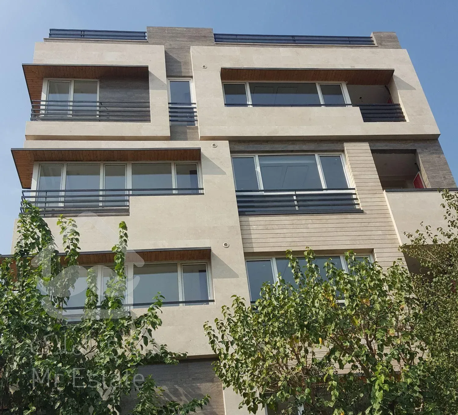 آپارتمان   ۵۵۰   متر   با   مغازه   لادن    نارمک.