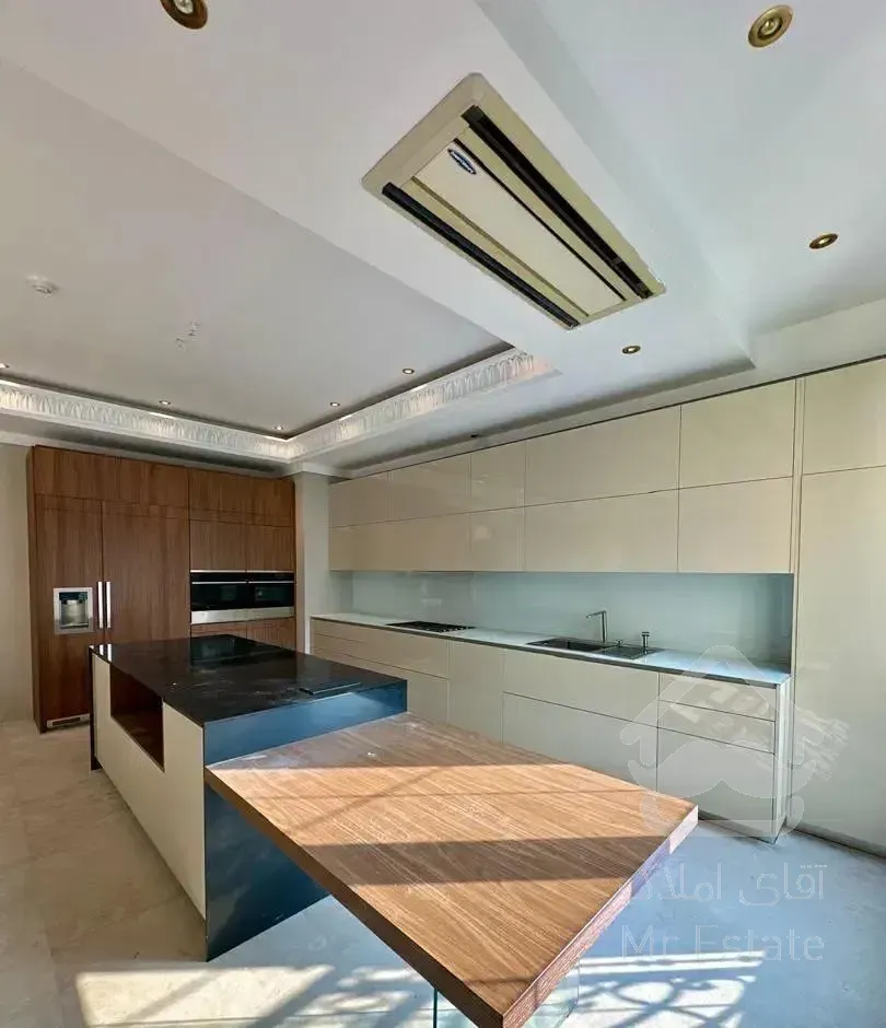 نئوکلاسیک زیبا و چشم نواز در کوچه دنج و مرتب