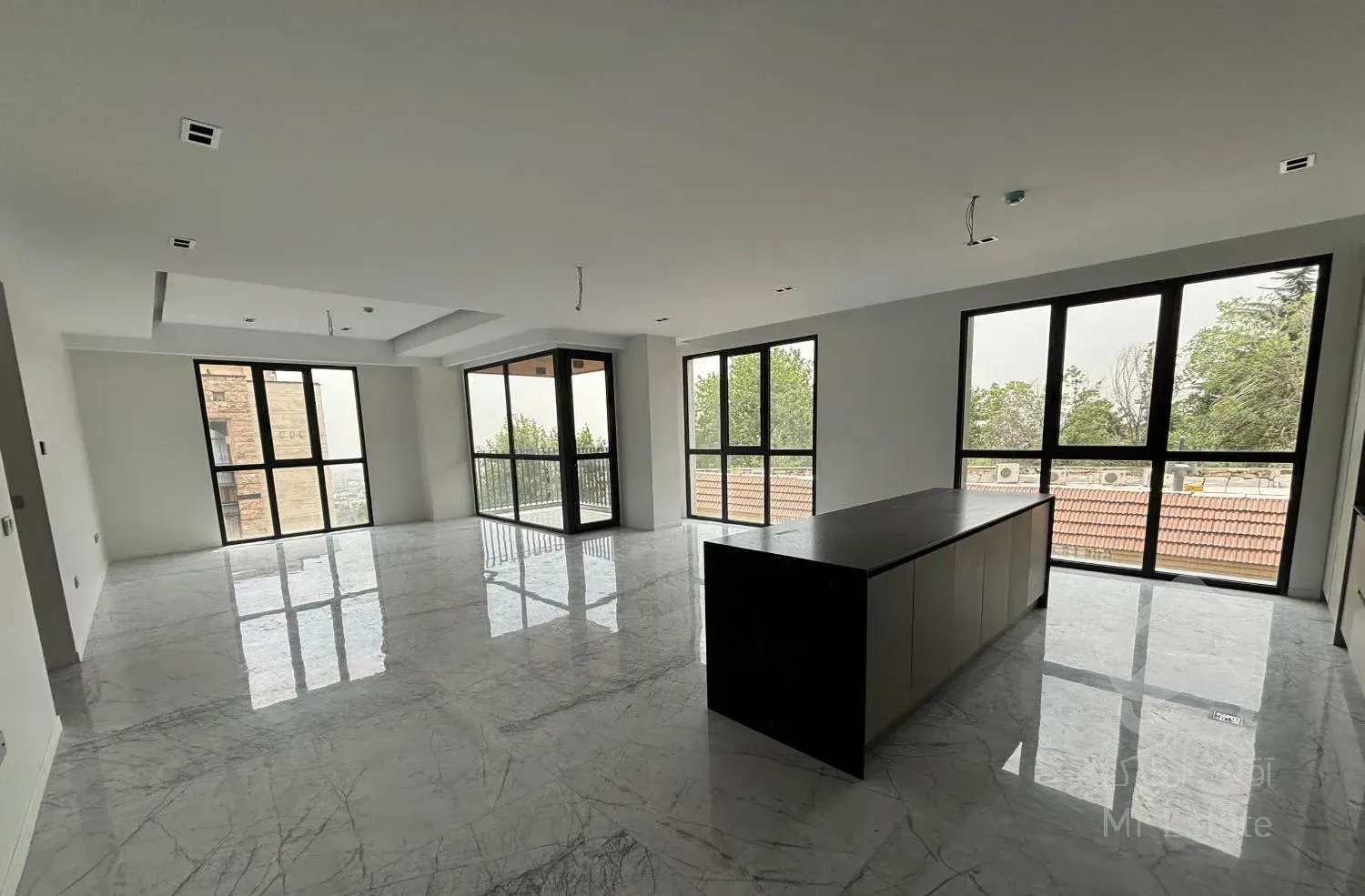 ۱۴۰ متر / سه خواب / متریال وارداتی / آجودانیه