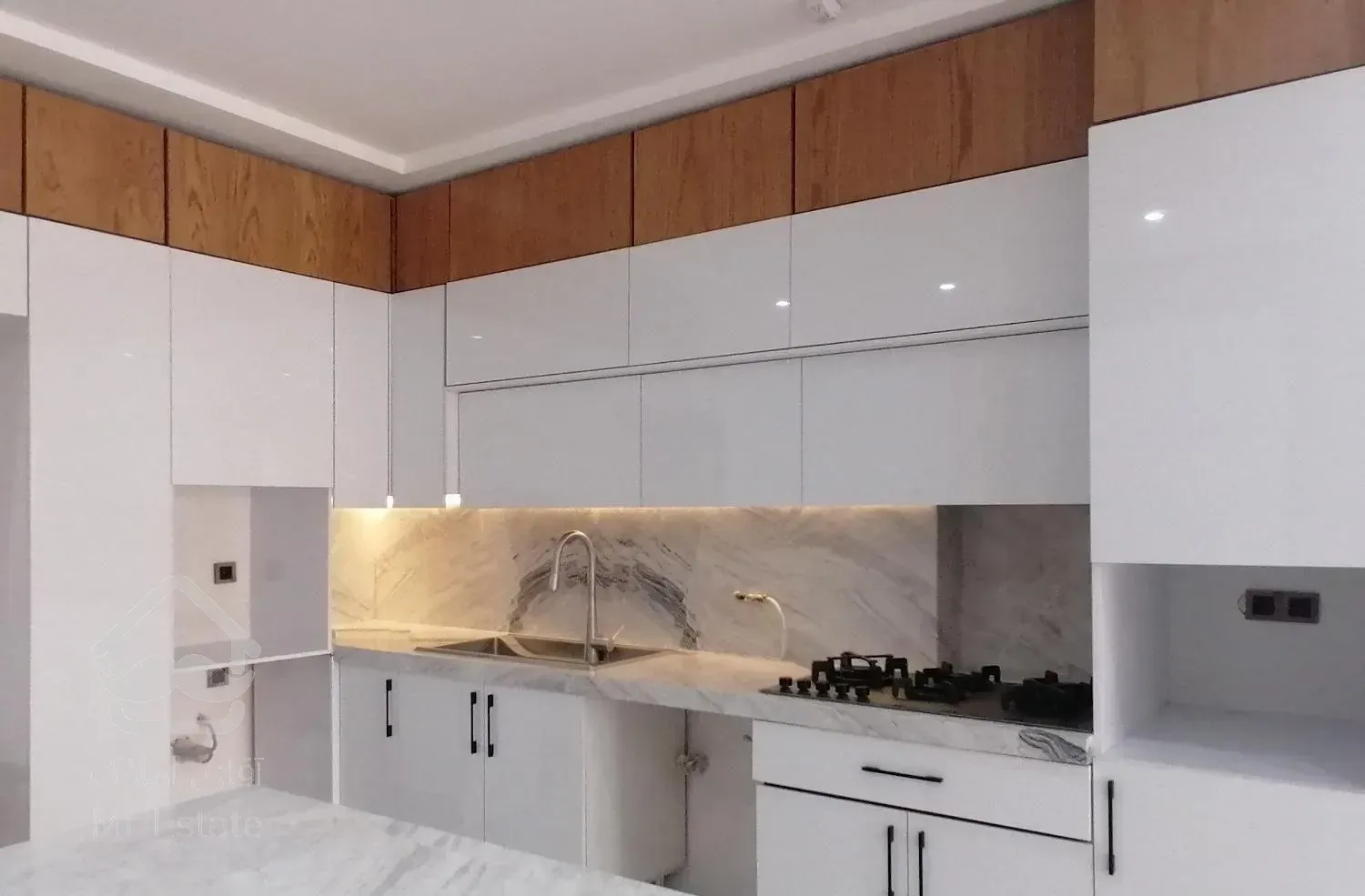 آپارتمان105متری/لوکس و برند منطقه/اکبری