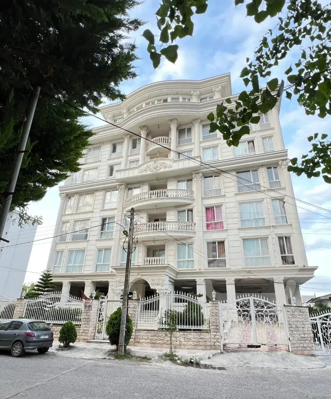 فروش واحد ۱۱۱ متری طبقه ۵ با چشم انداز زیبا