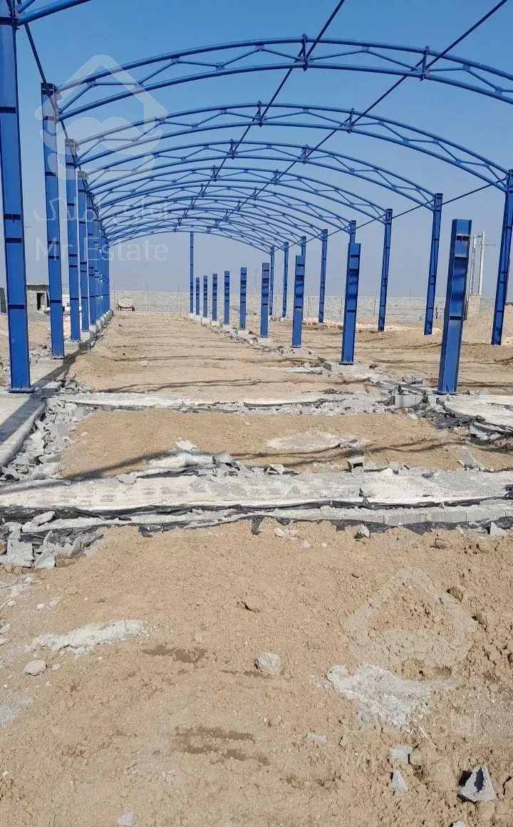 نگهبان مرغداری در حال ساخت