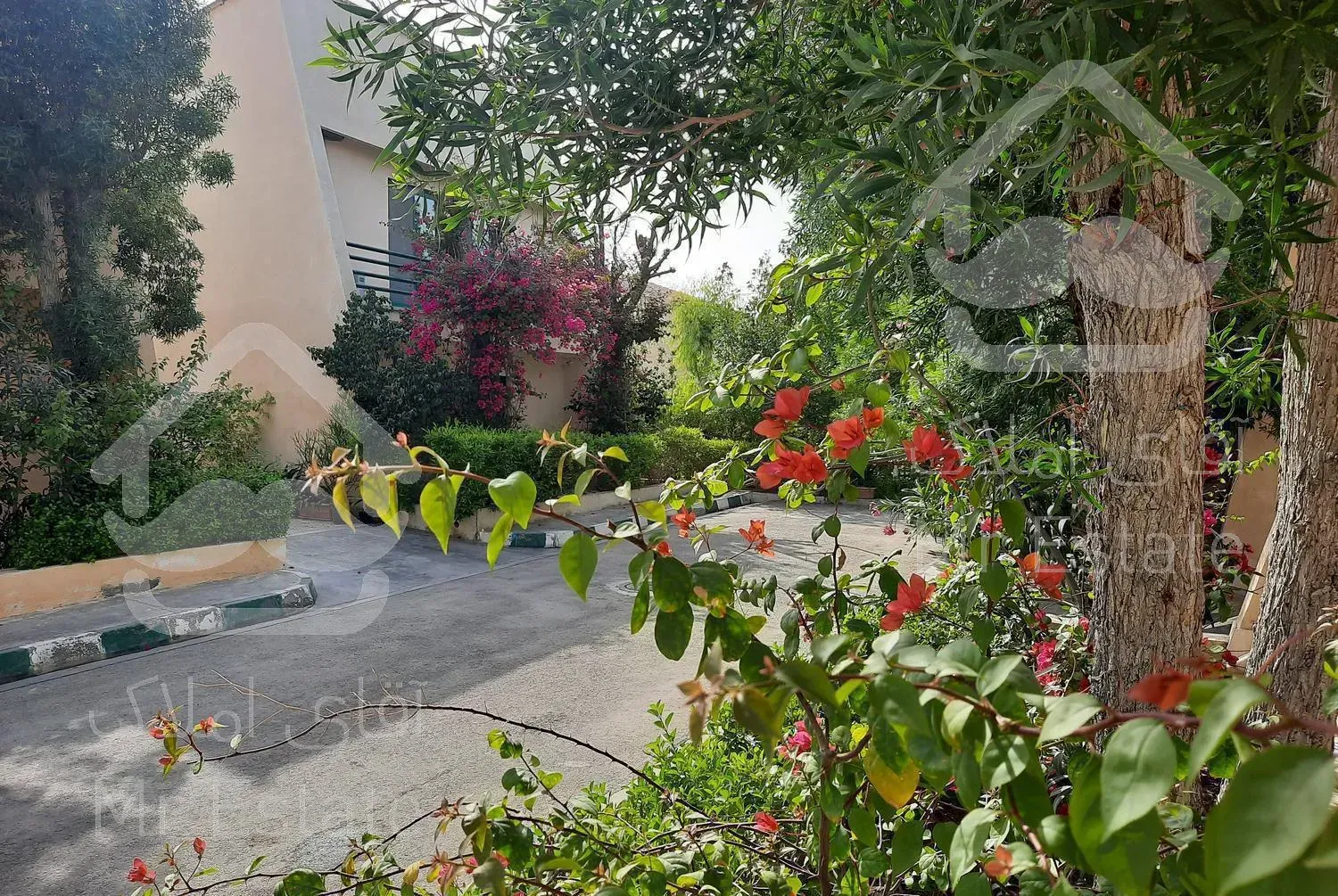 شهرک صدف.ویلایی .دارای حیاط اختصاصی