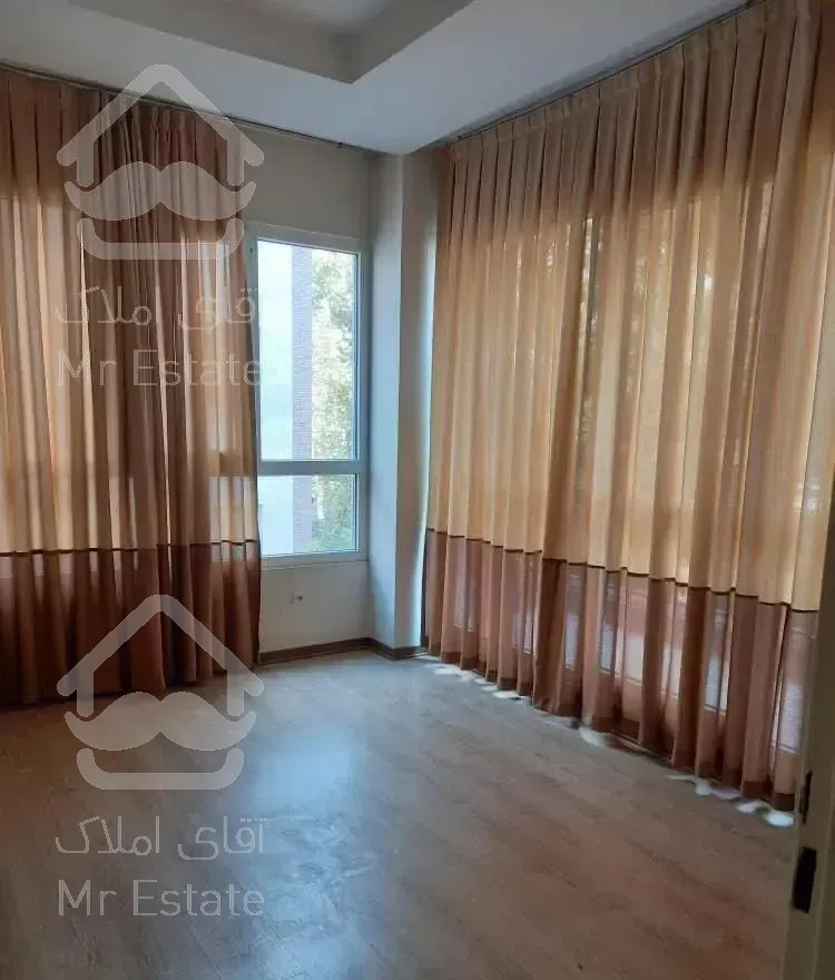 ۱۶۰ متر غرق نور، تراس دار