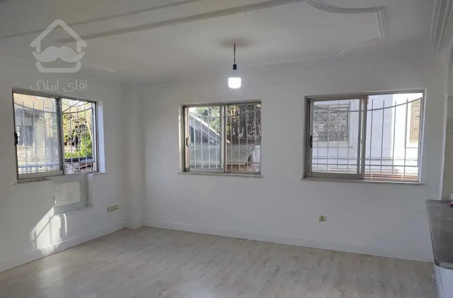 اپارتمان طبقه اول پشت باغ ملی داخل شهرلنگرود