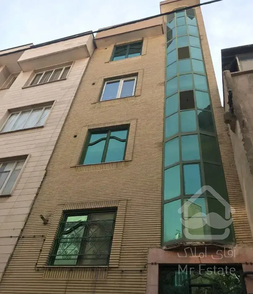 ۵۳ متر با نورگیر عالی