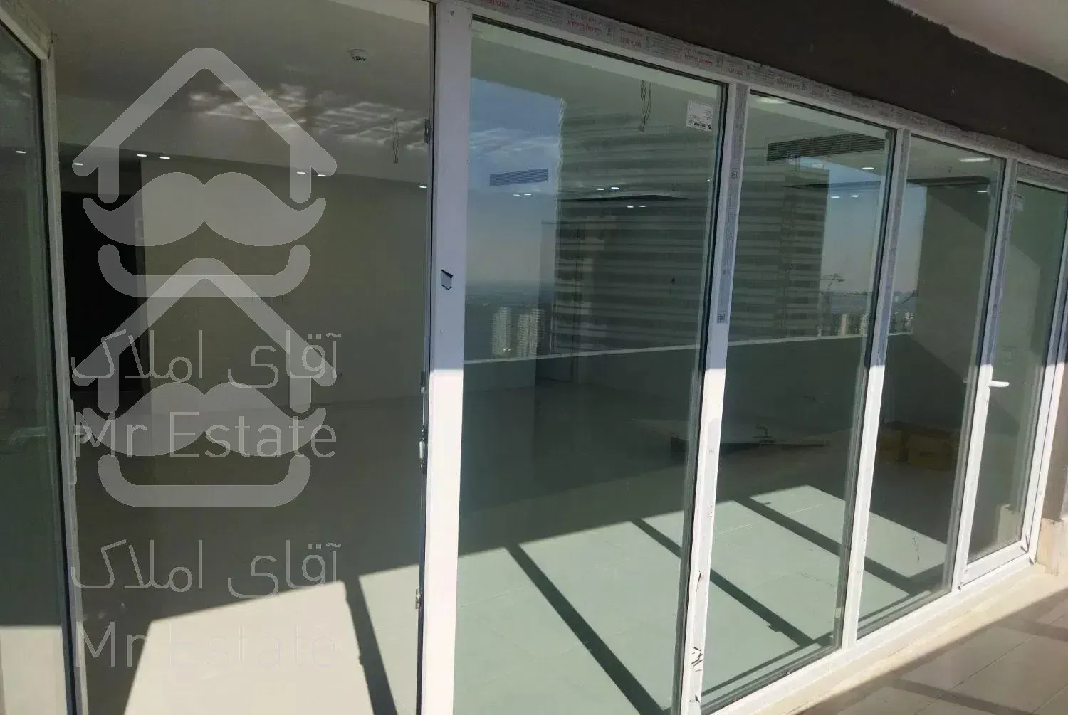 ۲۳۰ متر/برج ۴ خواب/نورگیر ۲ طرف/ویو دریاچه چیتگر