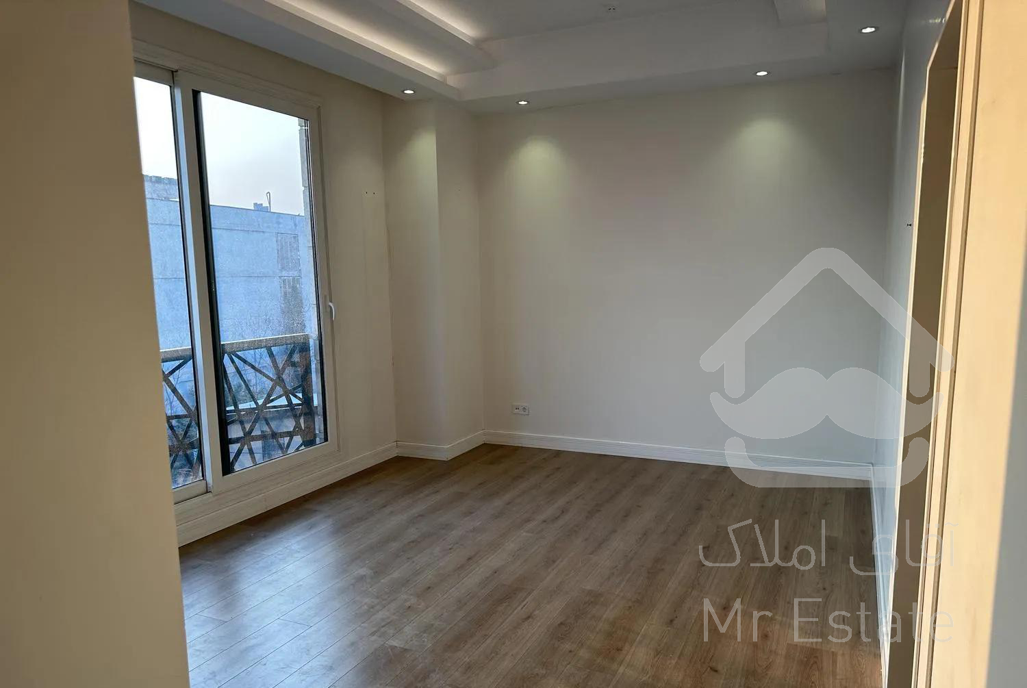 ۲۰۰متر مرجان ۳خواب فول باسازی  تراس ۱۵متر