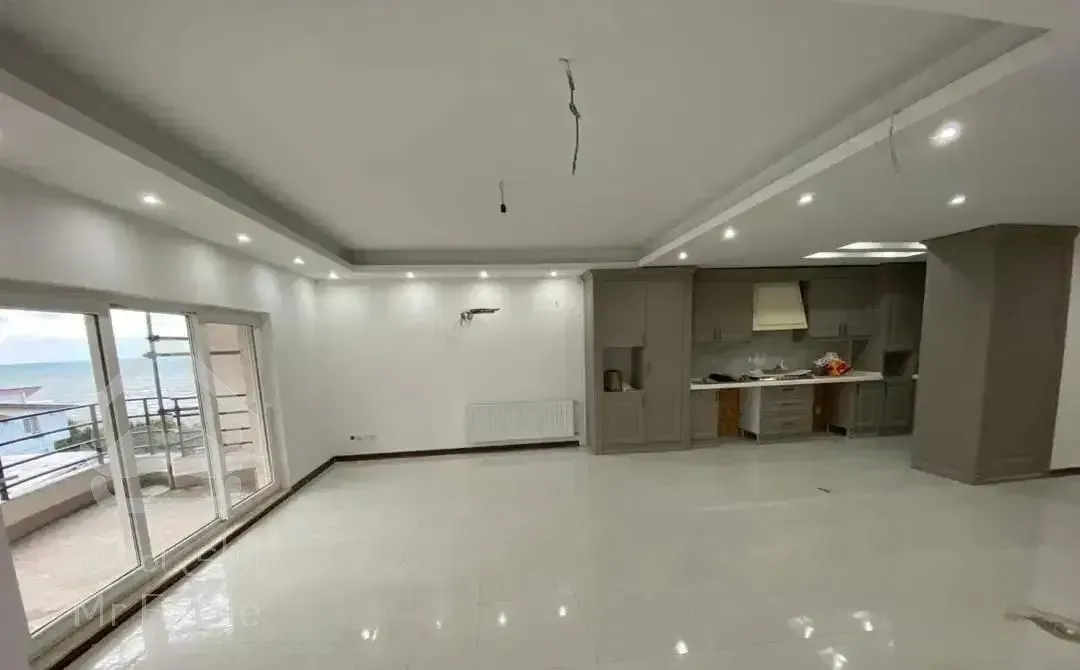 طبقه سوم آپارتمان ساحلی/تراس رو به دریا/۳خواب مستر