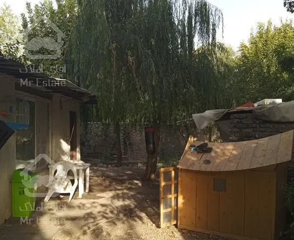 ۳۰۰متر چهار دیواری  دارای باغچه و۵۰متربنا.