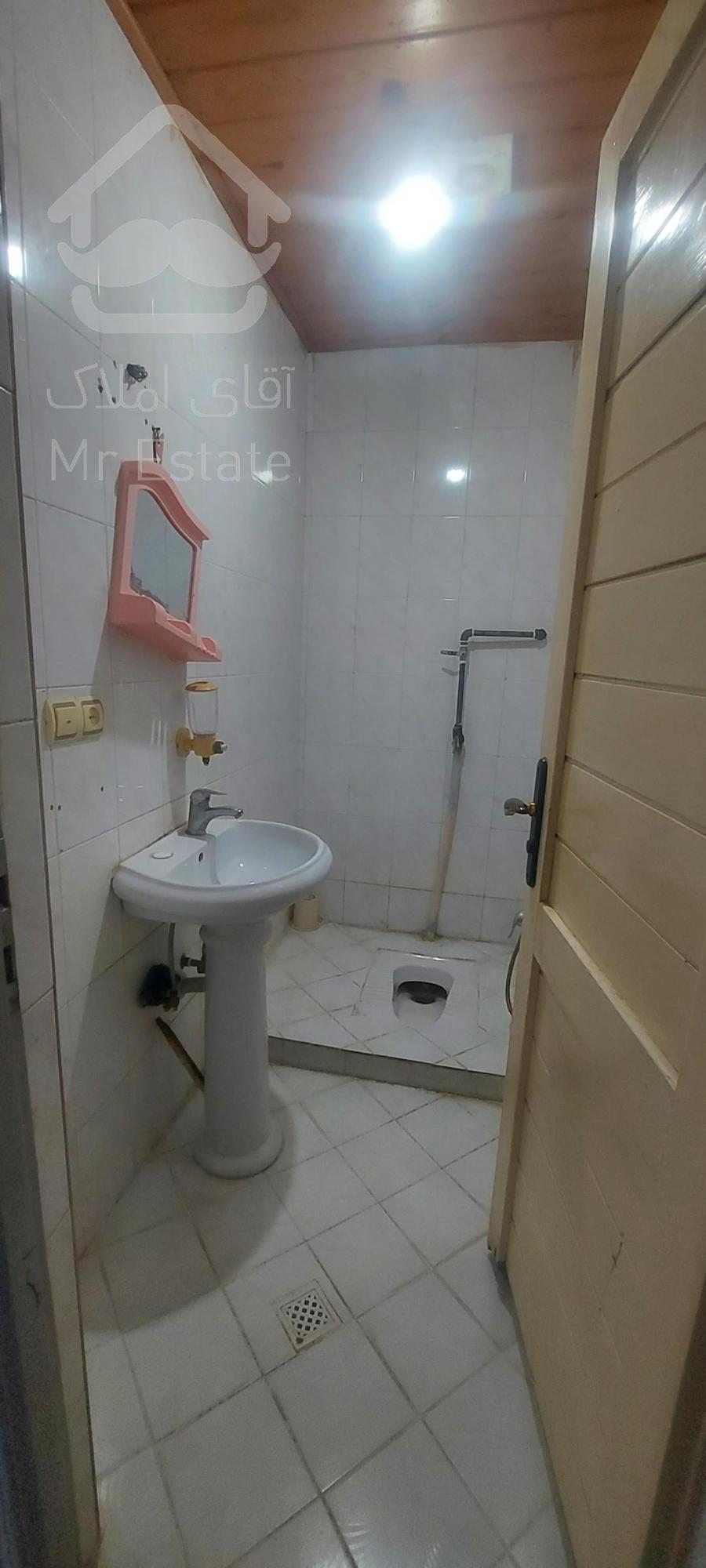 مازندران ، رویان ، واحد  تک خواب ، سرویس توالت و حمام جدا ، کف سرامیک ، بالکن دارد، طبقه اول، کمد دیواری ، کولر پنجره ای