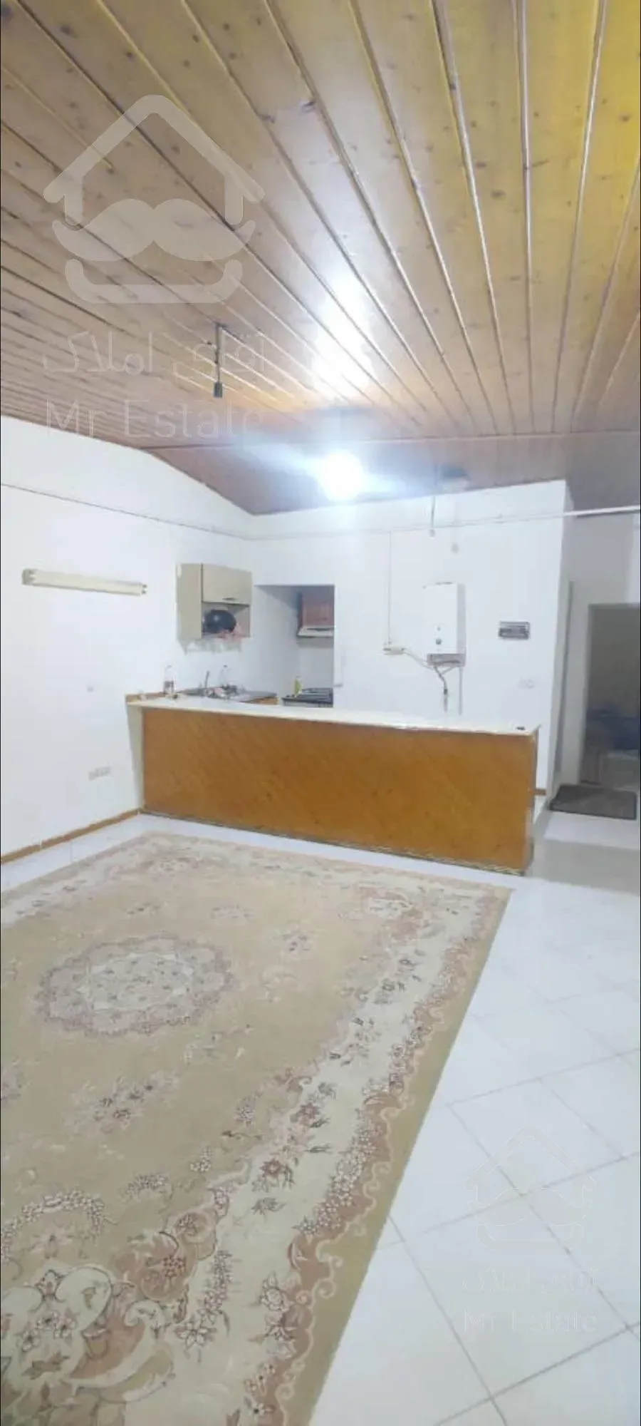 مازندران ، رویان ، واحد  تک خواب ، سرویس توالت و حمام جدا ، کف سرامیک ، بالکن دارد، طبقه اول، کمد دیواری ، کولر پنجره ای