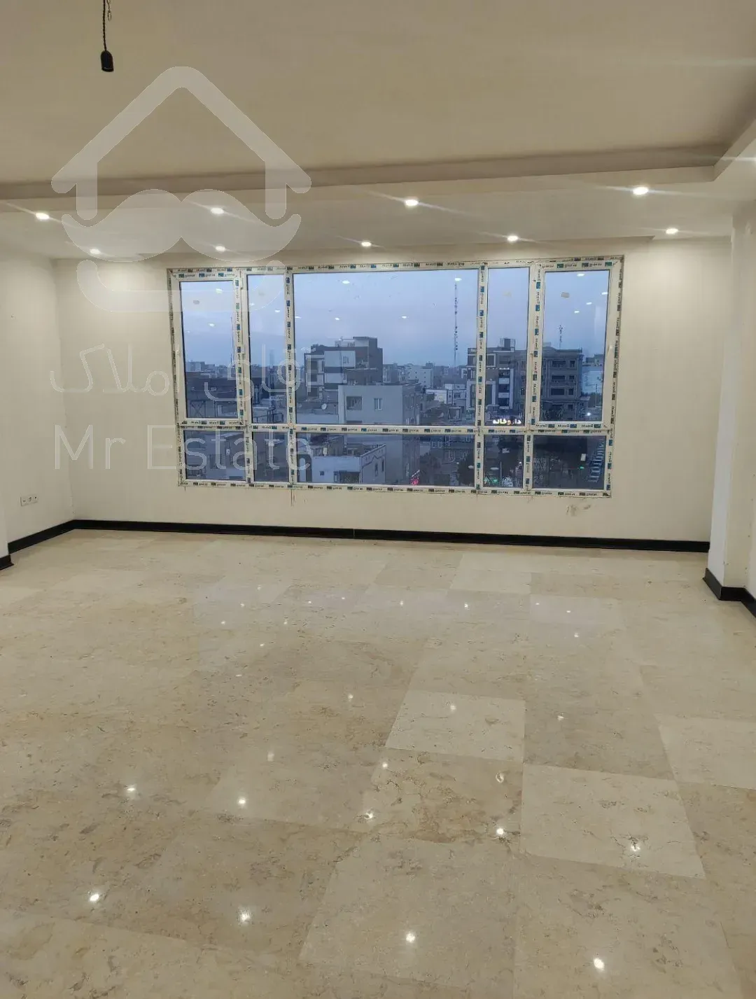 آپارتمان ۱۳۵ متری نوساز کلید نخورده با مستر قرچک شهرک طلاییه مالک هستم