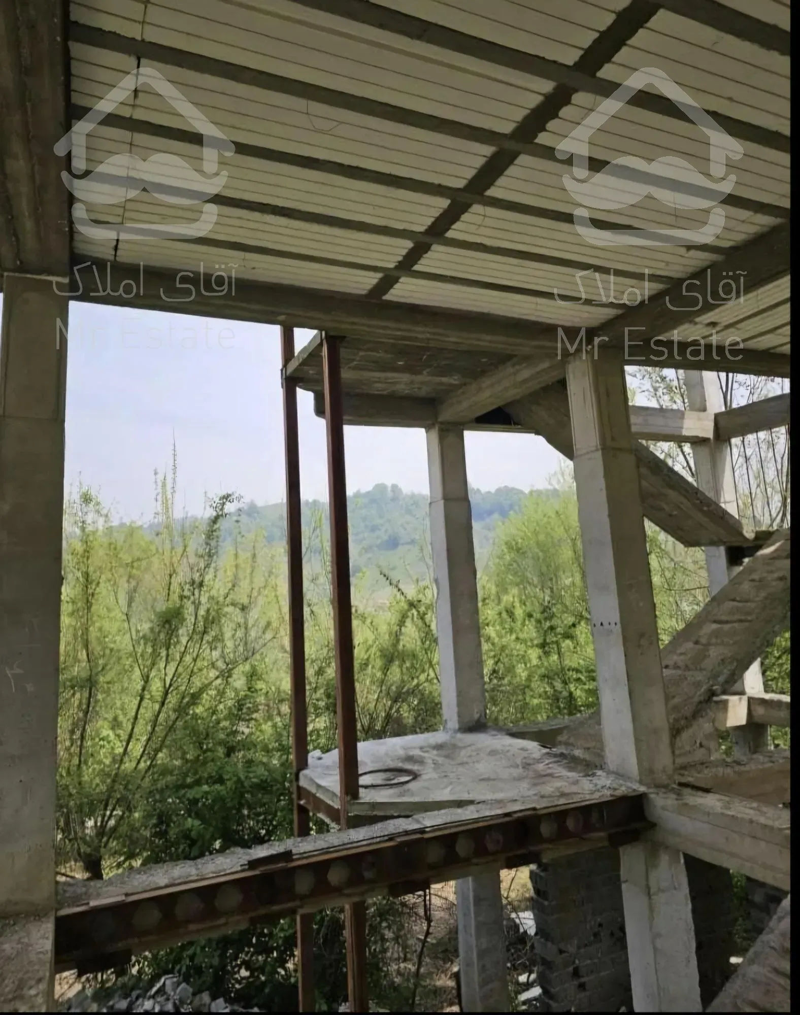 لاهیجان ۱۱۰۰ متر زمین ۷۵۰ متر ویلای تریبلکس نیمه ساخت ویو۳۶۰ دوکله مدارک کامل