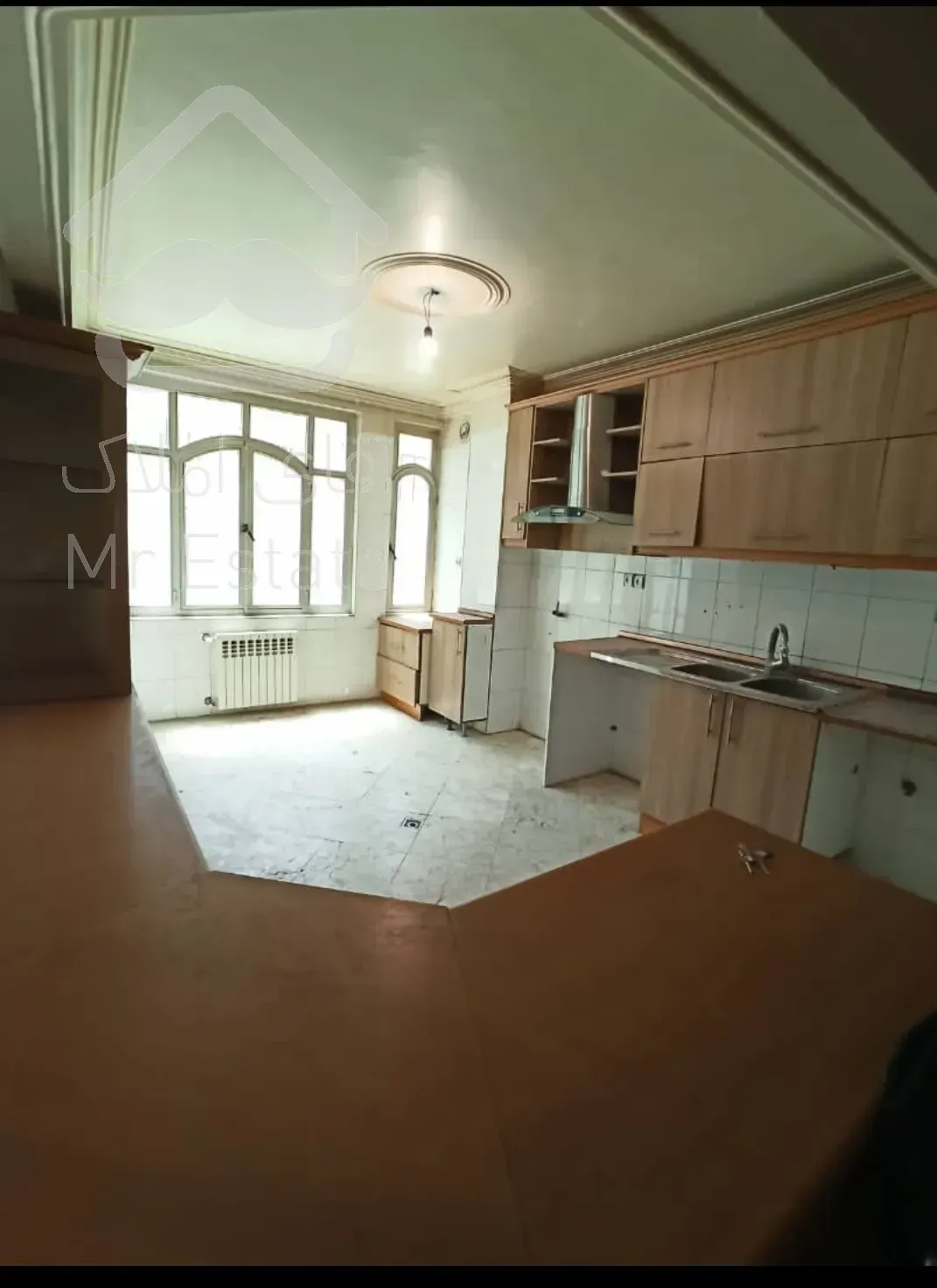 کلنگی با سه طبقه بنا سند تک برگ نزدیک به تمامی امکانات